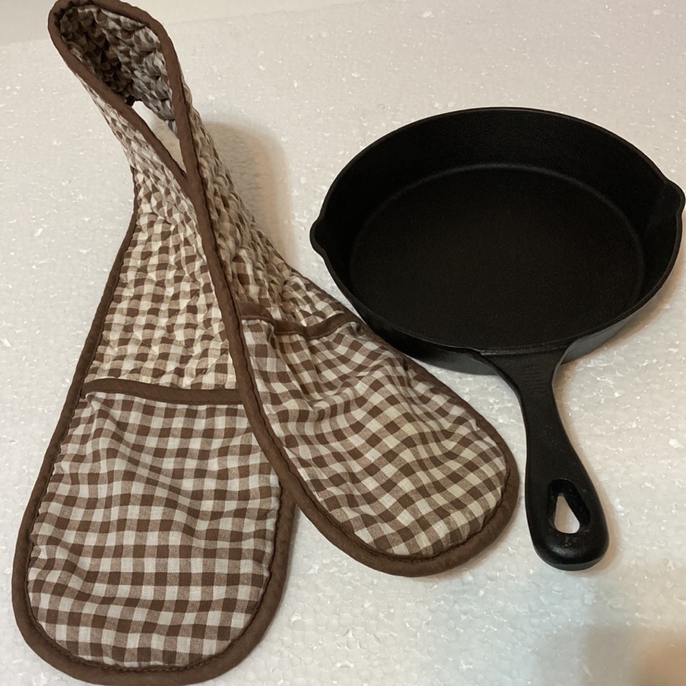 CRAFT KITCHEN CAST IRON 8 INCH FRYING PAN AND BROWN CHECKERED POT HOLDER
